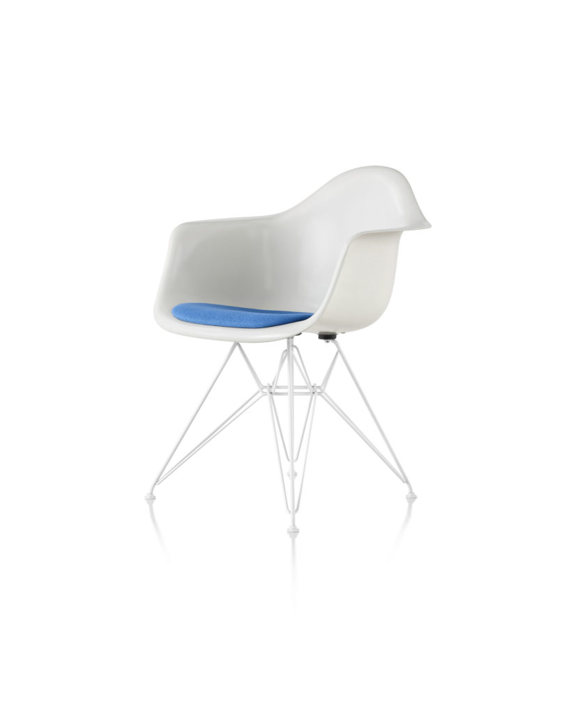Eames 金属底座带软包坐垫玻璃纤维扶手椅